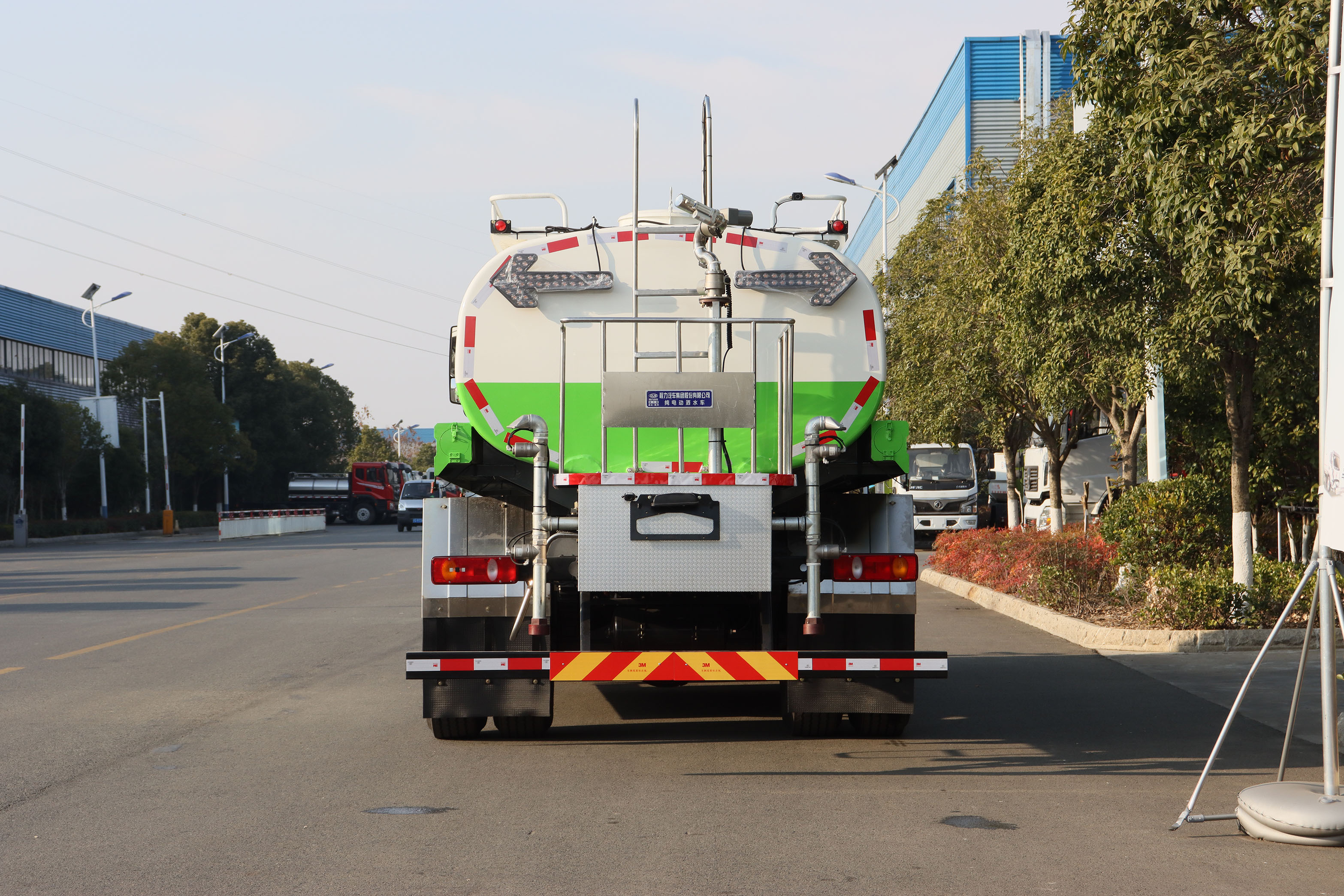 東風(fēng)天錦純電動8.9方多功能灑水車圖片5