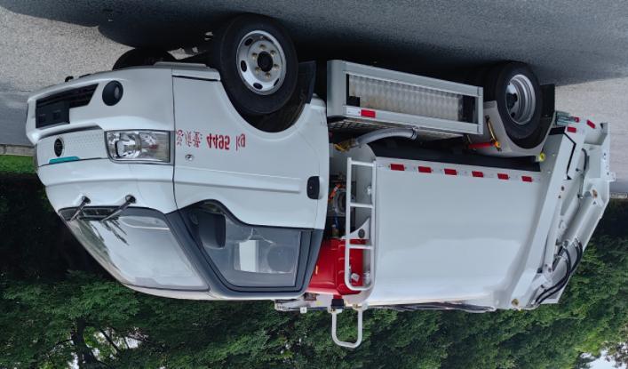 程力壹為純電動(dòng)壓縮式垃圾車