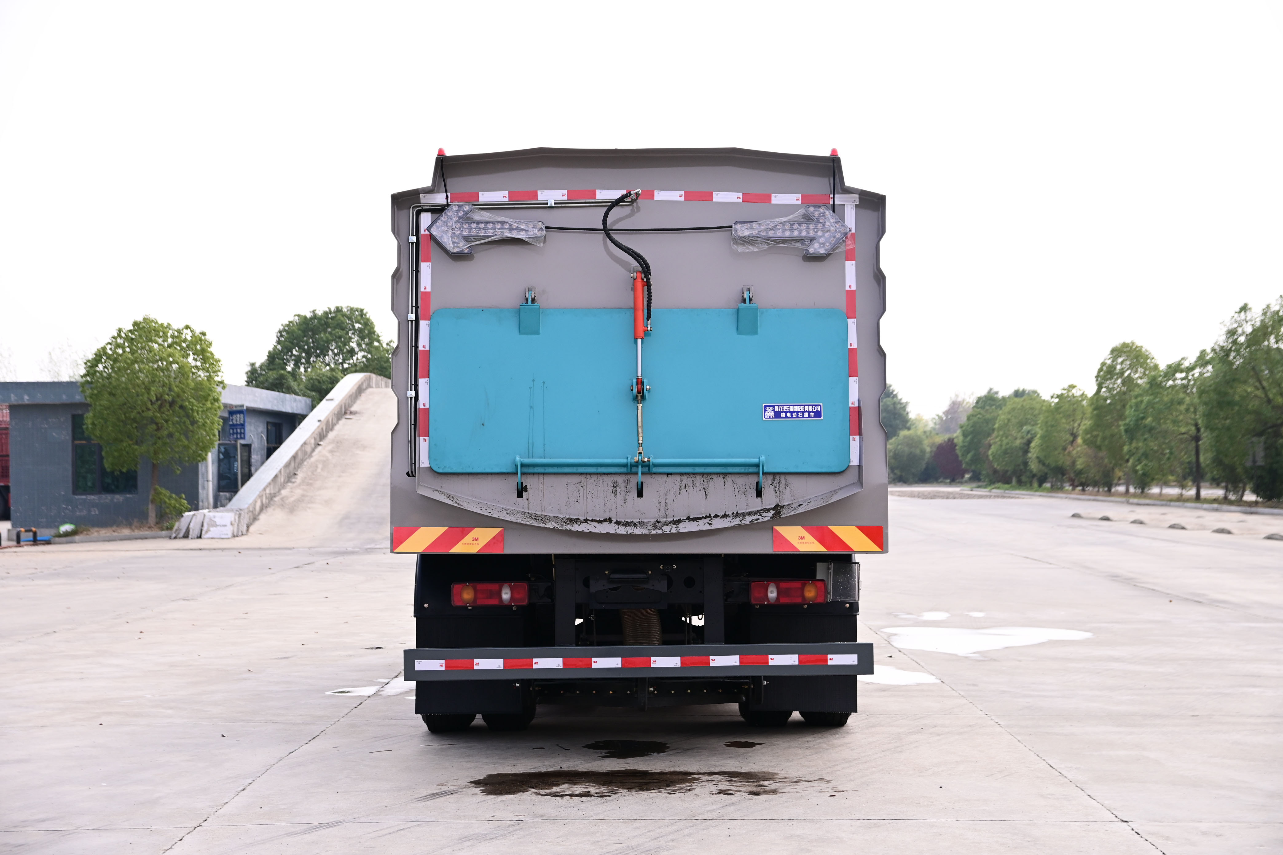 東風天錦純電動12方掃路車加裝機場專用圖片5