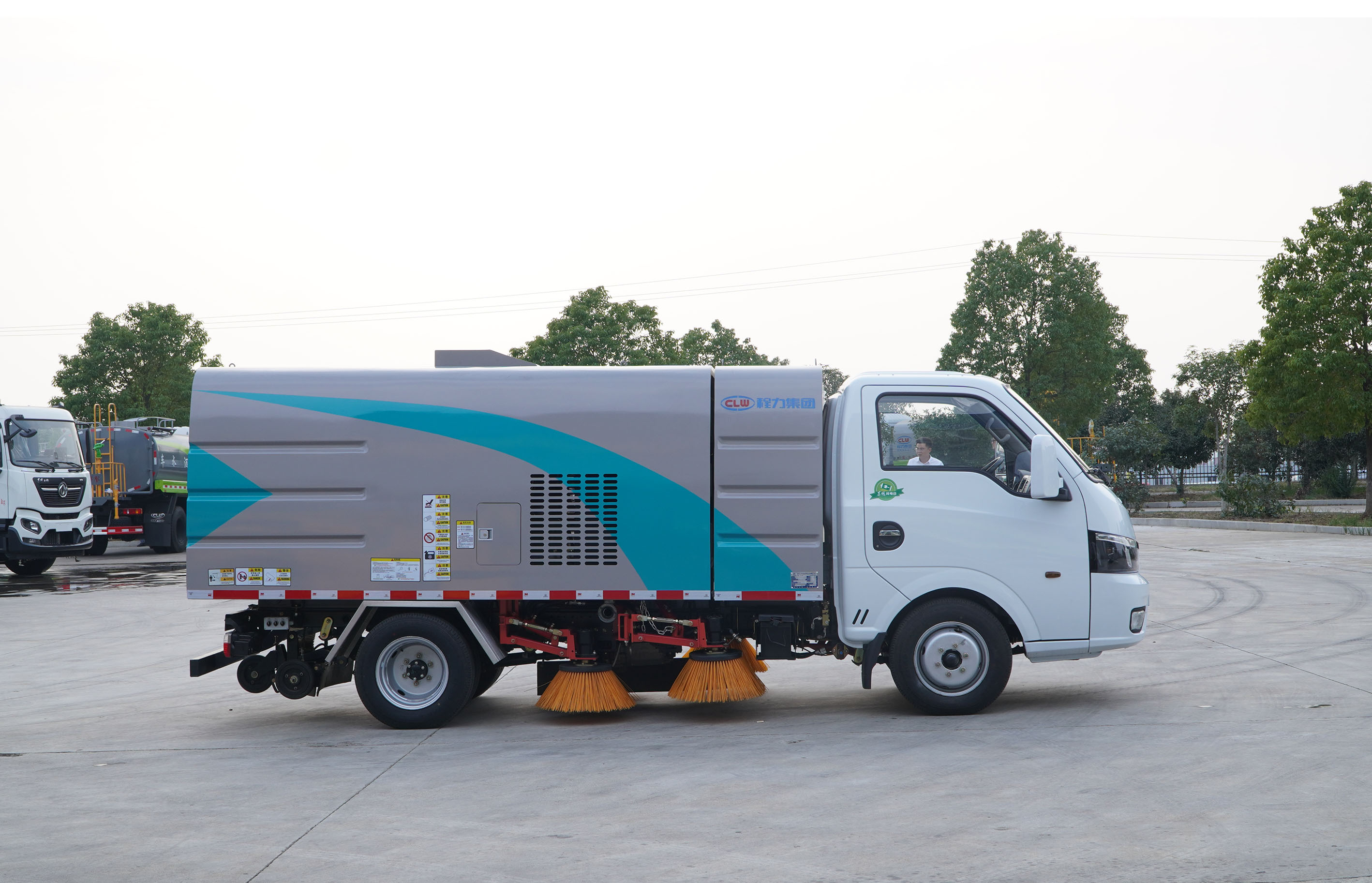 2.5方東風(fēng)途逸純電動(dòng)高端掃路車圖片3