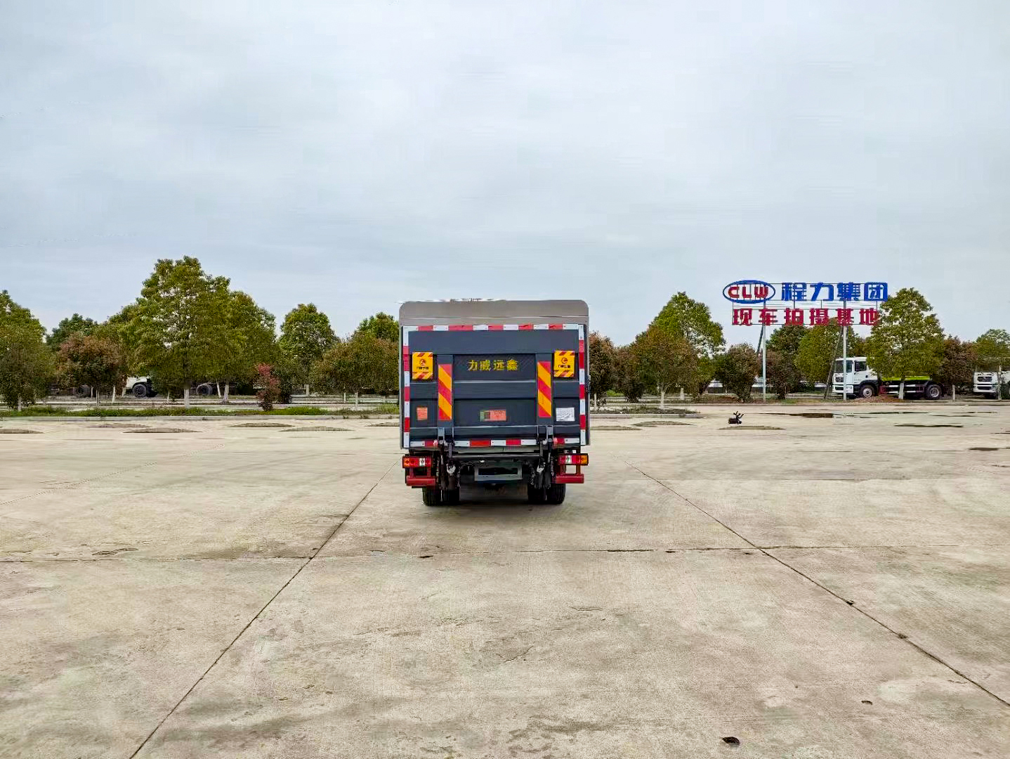 東風途逸4.5噸純電動桶裝垃圾車圖片5