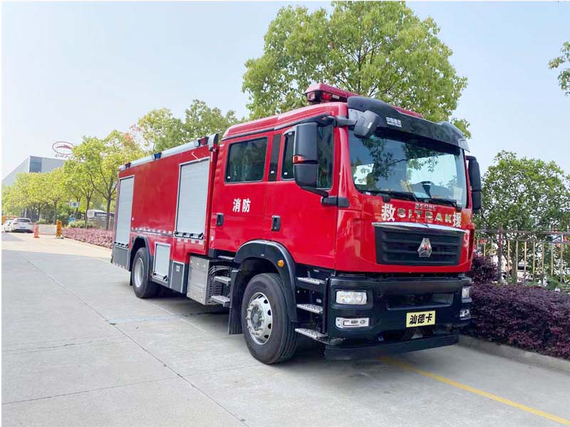 重汽汕德卡7.5噸壓縮空氣泡沫消防車(chē)