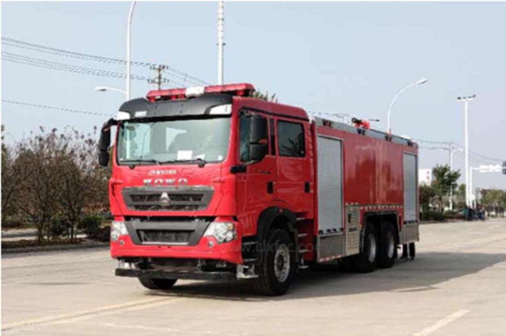 重汽豪沃15噸泡沫消防車(chē)