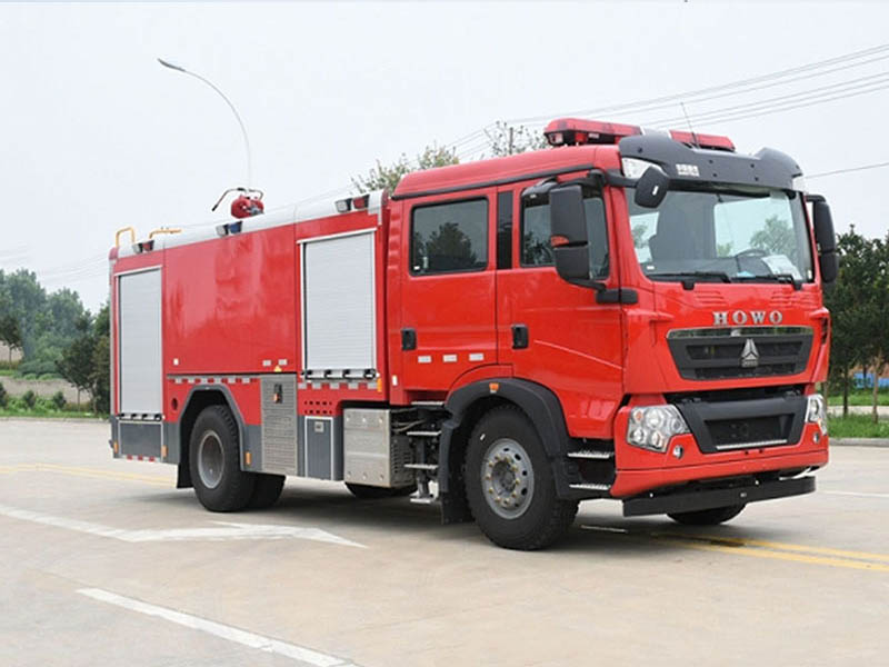 重汽豪沃8噸泡沫消防車(chē)