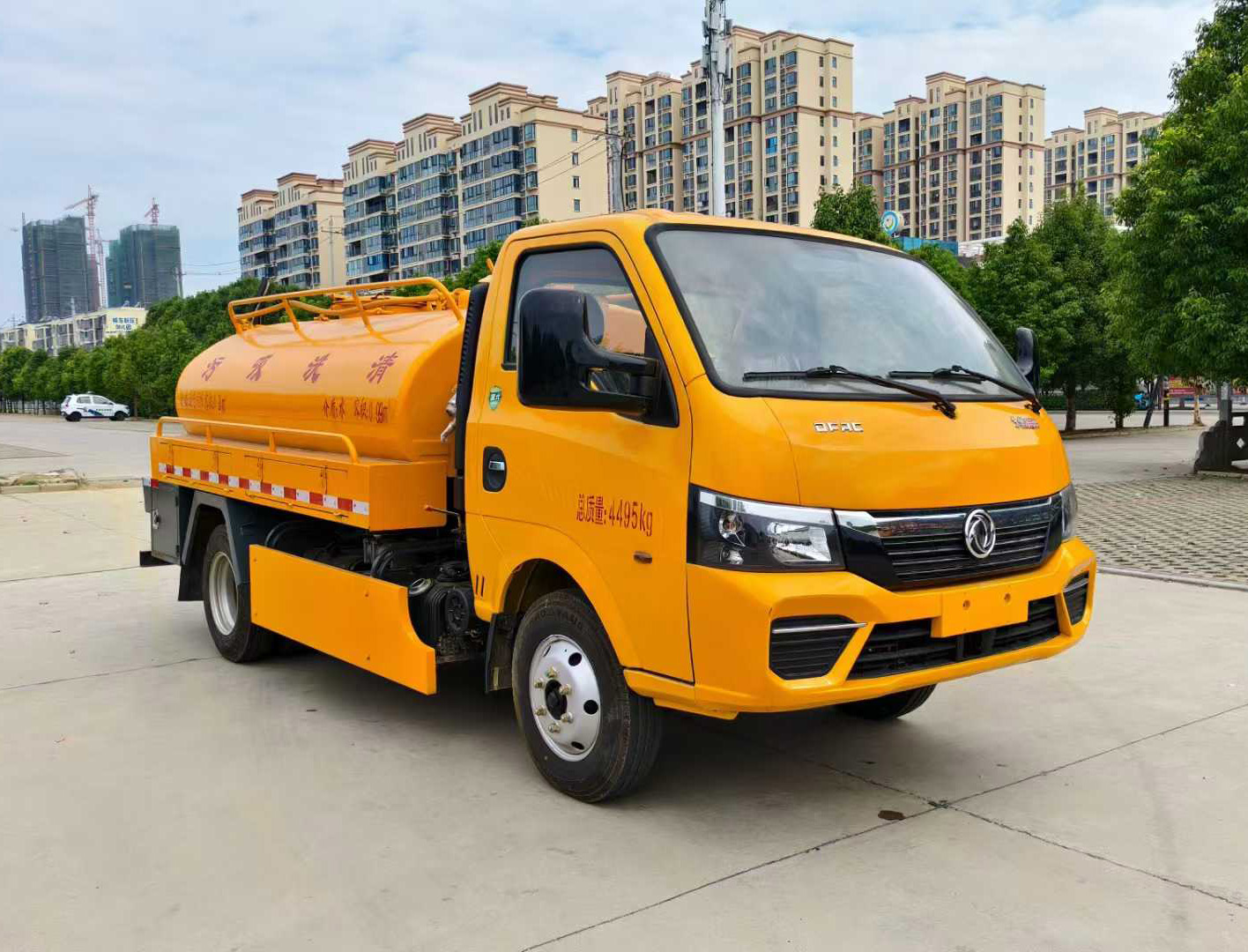 東風途逸藍牌1.24方清洗吸污車